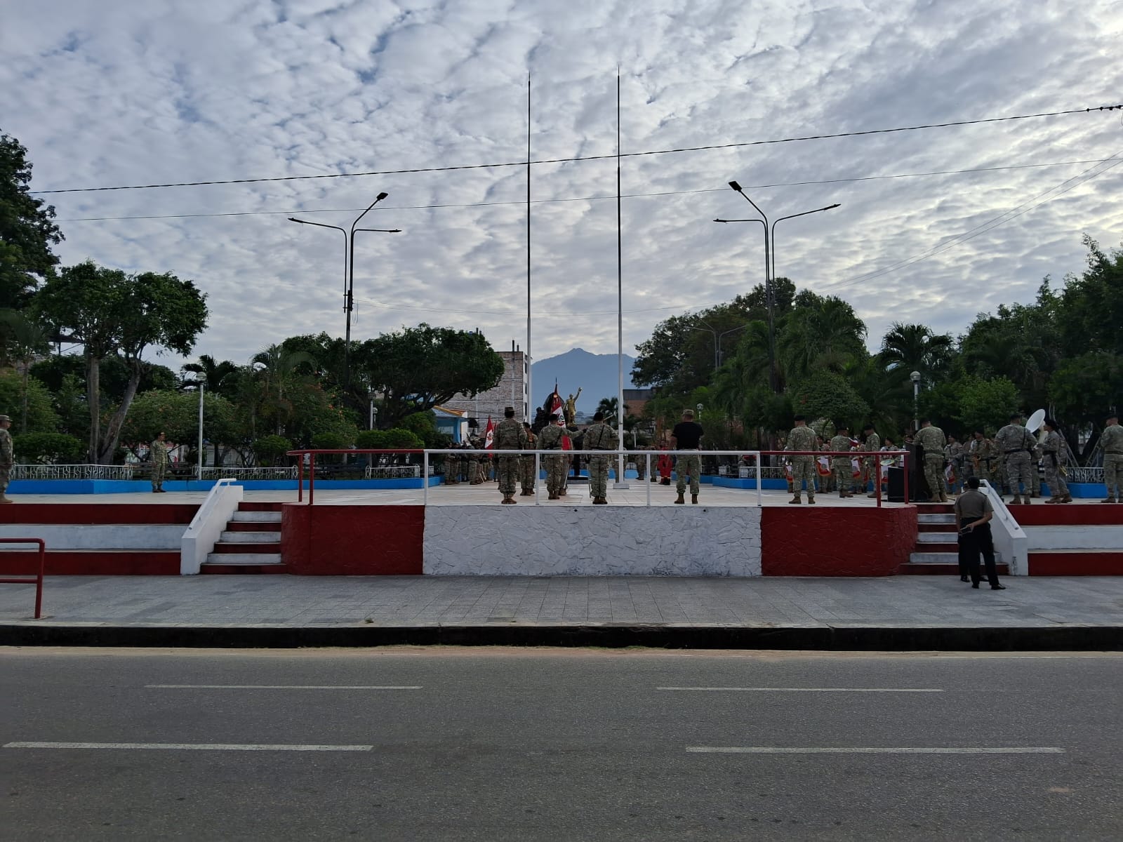 Este viernes 7 de junio. TODO LISTO PARA LA CEREMONIA POR EL DÍA DE LA BANDERA EN PLAZA FRANCISCO BOLOGNESI DEL DISTRITO DE MORALES. 